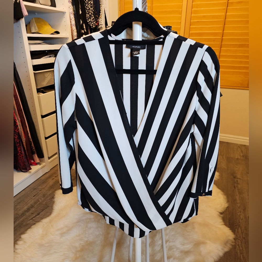 Alfani 3/4 sleeve black/white top. Size 2.